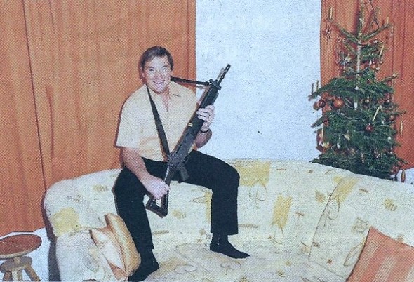 papst002 Waffen-Nostalgie: Nationalrat Jakob Büchler, Co-Präsident des Gegner-Komitees posiert in der SonntagsZeigung mit dem Sturmgewehr im Wohnzimmer.