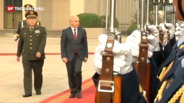 Der Staatsbesuch von Ueli Maurer beim chinesischen Verteidigungsminister löst Fragen aus.