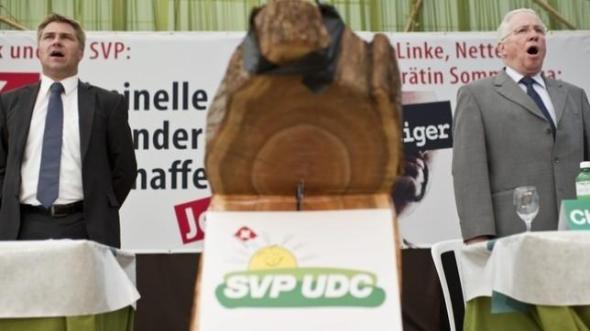 Zur Zeit hilft auch singen wenig: SVP-Präsident Brunner mit seinem Vize Blocher.