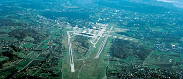 Flughafen Zürich-Kloten mit der Landepiste 14, bei der der Landeanflug mehrheitlich über süddeutschem Gebiet verläuft.