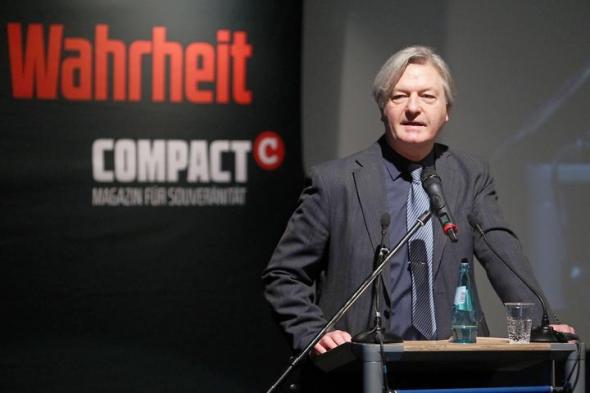 Der antisemitische Verschwörungstheoretiker Jürgen Elsässer lässt sich von AfD-Mitgliedern feiern.